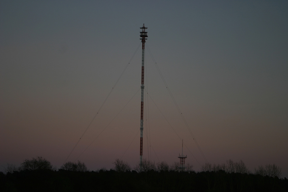 Richtfunkmast Frohnau - Ein typischer Winterhimmel umfängt den Richtfunkmast Frohnau an seinem letzten 1. Weihnachtsfeiertag.