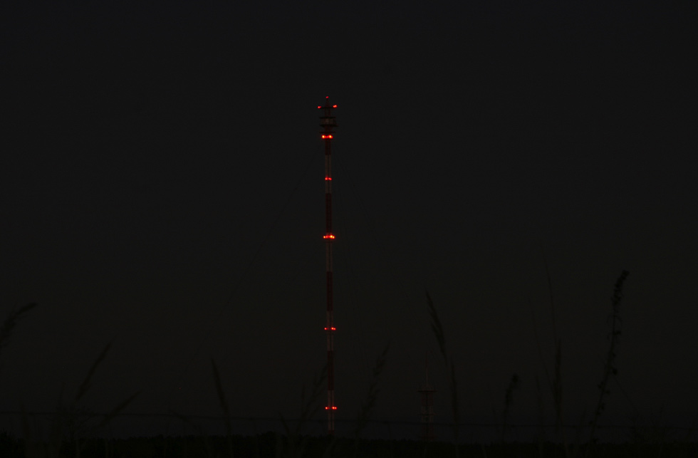 Richtfunkmast Frohnau - Vom späten Abend bis zum Morgengrauen leuchtete und blinkte die Flug- und Gefahrenbefeuerung.
